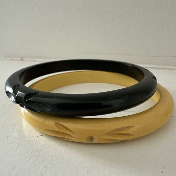 Vintage Retro Bakelite Carved Bangle Bracelet Set Of  2 Black And Yellow Tested - Picture 2 of 3